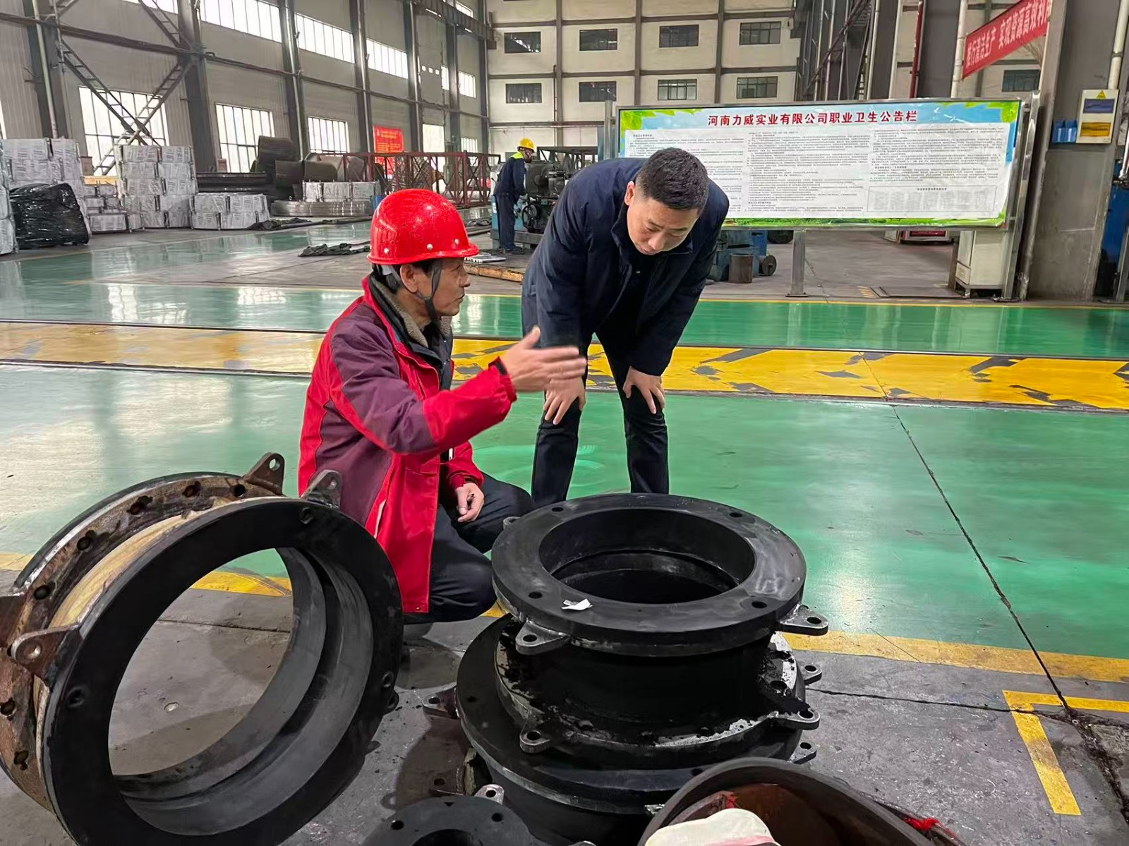 市工信局與區(qū)應(yīng)急管理局聯(lián)合檢查指導(dǎo)我司安全生產(chǎn)工作